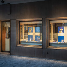 Επετειακή βιτρίνα 25ης Μαρτίου του κοσμηματοπωλείου Πενθερουδάκης στην Αθήνα