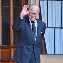 Πρίγκιπας Φίλιππος - Μια ιστορική φωτογραφία, στην οποία είναι ντυμένος τσολιάς, δώρισε στην Κατερίνα Σακελλαροπούλου ο πρίγκιπας Κάρολος