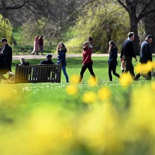 Πολίτες περπατούν σε πάρκο στη Βρετανία