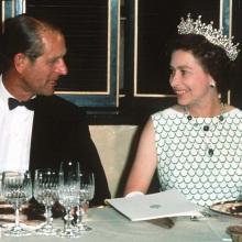 Η Βασίλισσα Ελισάβετ ΙΙ και ο Πρίγκιπας Φίλιππος σε εκδήλωση, 1970 ©GEtty Images/ Anwar Hussein