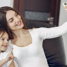 Μαμά και κόρη βγάζουν selfie