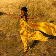 Η ποιήτρια Amanda Gorman ποζάρει για τη Vogue