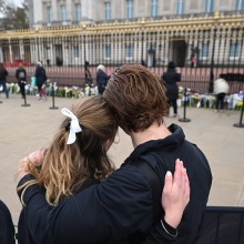 Πολίτες αφήνουν λουλούδια έξω από το Μπάκιγχαμ στη μνήμη του πρίγκιπα Φίλιππου