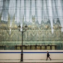 Samaritaine: Η εντυπωσιακή πρόσοψη στο ανακαινισμένο εμβληματικό πολυκατάστημα στο κέντρο του Παρισιού, με τις αντανακλάσεις των απέναντι κτιρίων που αλλάζουν ανάλογα με τη θέση του ήλιου