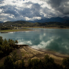 Η Λίμνη Πλαστήρα (ΦΩΤΟ ΑΡΧΕΙΟΥ) - Προβληματισμένοι οι ξενοδόχοι για το αν μπορούν να ανοίξουν σε περίπτωση που επιτραπούν -με απόφαση της τελευταίας στιγμής- οι μετακινήσεις από νομό σε νομό το Πάσχα