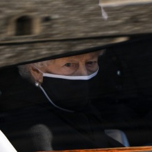 Βασίλισσα Ελισάβετ: Αποχαιρέτισε τον πρίγκιπα Φίλιππο και μια συγκλονιστική φωτογραφία μέσα από το παρεκκλήσι του Αγίου Γεωργίου μονοπώλησε τα ταμπλόιντ