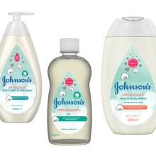 Γνωρίστε τη σειρά CottonTouch της Johnson's, τα ειδικά σχεδιασμένα προϊόντα για τη φροντίδα της ευαίσθητης επιδερμίδας των νεογέννητων.
