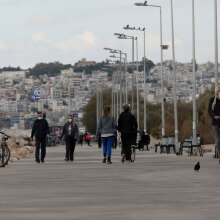 Ελλάδα - Κορωνοϊός: Βόλτα στην παραλία του Φλοίσβου (ΦΩΤΟ ΑΡΧΕΙΟΥ) - Ο ΕΟΔΥ ανακοίνωσε την Τετάρτη (21/4) τα νέα κρούσματα