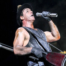 Ο τραγουδιστής των Rammstein, Till Lindemann, στη συναυλία τους στην Αθήνα το 2010