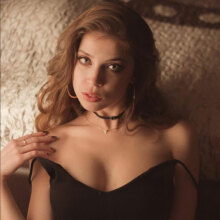 Βερόνικα Τροσίνα, το 22χρονο μοντέλο και σταρ του TikTok, που γύρισε πορνό σε ιερό βουνό στην Ινδονησία και αναζητείται από τις αρχές