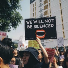 Γυναίκες διαδήλωση