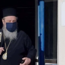 Ο μητροπολίτης Δράμας, Παύλος, μετά τον εμβολιασμό του κατά του κορωνοϊού