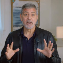 Εμμονικός ο Τζορτζ Κλούνεϊ με τον Μπραντ Πιτ, φτάνει στα όριά του τον συγκάτοικό του, Μπάιρον, εν μέσω καραντίνας για τον κορωνοϊό, στο νέο διαφημιστικό σκετς που πρωταγωνιστεί