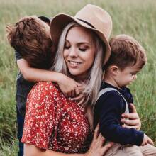 Γυναικα με τα δύο της παιδιά