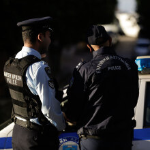 Αστυνομικοί έξω από περιπολικό (ΦΩΤΟ ΑΡΧΕΙΟΥ) - Διαρρήκτες μπήκαν στο σπίτι ποδοσφαιριστή στην Κηφισιά