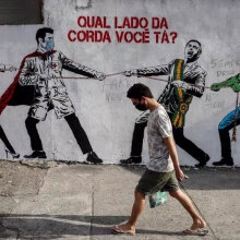 Βραζιλία: Άνδρας με μάσκα περνά μπροστά από γκράφιτι για τον κορωνοϊό - Δεύτερη παγκοσμίως σε συνολικά θύματα της πανδημίας Covid-19