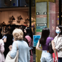 ΚΙΝΗΣΗ ΣΤΑ ΕΜΠΟΡΙΚΑ ΚΑΤΑΣΤΗΜΑΤΑ ΤΗΣ ΟΔΟΥ ΕΡΜΟΥ