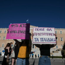 Νομοσχέδιο για τη συνεπιμέλεια - Μητέρες διαμαρτύρονται μπροστά στη Βουλή