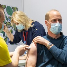 Ο Πρίγκιπας Ουίλιαμ τη στιγμή που λαμβάνει την πρώτη δόση του εμβολίου κατά του κορωνοϊού