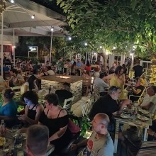 Ρεμβάζοντας στην αυλή της Παλιάς Πλατείας 