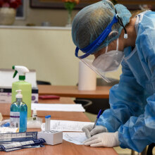 Υγειονομικός με μάσκα και προστατευτική στολή για τον κορωνοϊό