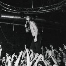 Στιγμιότυπο από συναυλία των IDLES