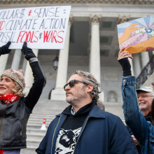 Ο Χοακίν Φοίνιξ σε παράσταση διαμαρτυρίας στην Ουάσινγκτον για την κλιματική αλλαγή