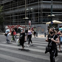 Πολίτες με μάσκα στους δρόμους της Αθήνας