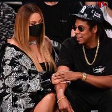 Η Beyoncé στο γήπεδο με δερμάτινα, κρύσταλλα και Louboutin