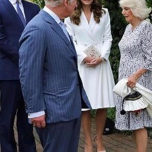 Η δούκισσα της Κορνουάλης να κρατά το πουγκί 1821©Twitter