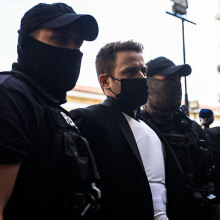 Ο 33χρονος συζυγοκτόνος στα δικαστήρια Ευελπίδων - Ο πιλότος ομολόγησε τη δολοφονία της Καρολάιν