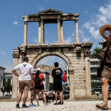 Τουρίστες μπροστά στην Πύλη του Αδριανού (ΦΩΤΟ ΑΡΧΕΙΟΥ) - 394 τα νέα κρούσματα κορωνοϊού που ανακοίνωσε σήμερα Σάββατο (19/6) ο ΕΟΔΥ