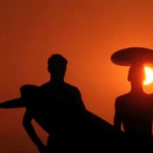 Σκιές ανθρώπων που κάνουν σερφ