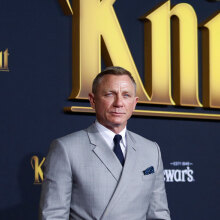 Ο Ντάνιελ Κρεγκ (Daniel Craig) στην πρεμιέρα της ταινίας «Knives Out» - Τα γυρίσματα του σίκουελ γίνονται στο Πόρτο Χέλι