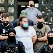 Ο  37χρονος καθαιρεθείς ιερέας μετά τη μεταφορά του στον εισαγγελέα