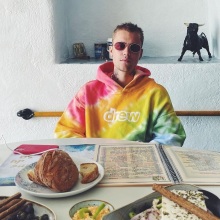 Ο τραγουδιστής Τζάστιν Μπίμπερ σε ταβερνάκι της Μήλου 