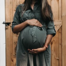 Μία έγκυος γυναίκα που κρατάει την κοιλιά της © Unsplash/Camylla Battani