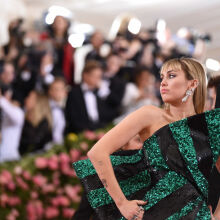 Η Miley Cyrus διαφημίζει το νέο άρωμα της Gucci