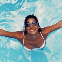 Κοπέλα με μαγιό και γυαλιά στην πισίνα