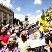 Συγκεντρωμένο πλήθος μπροστά από τη βασιλική της Σάντα Μαρία στο Ara Coeli για την κηδείας της Raffaella Carra © EPA/	ANGELO CARCONI