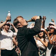 Άνθρωποι που πίνουν - Σκηνή από την ταινία "Άσπρο Πάτο" του Τόμας Βίντεμπεργκ