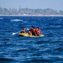 Mετανάστες σε φουσκωτό στη θάλασσα © EUROKINISSI
