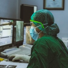 Γιατρός μπροστά σε υπολογιστή © Unsplash