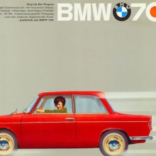 Vintage διαφήμιση της BMW που απεικονίζει γυναίκα να οδηγά κόκκινο αυτοκίνητο