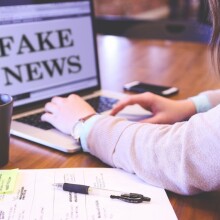 Ανοιχτό laptop Που γράφει «Fake News»  © Pixabay