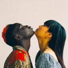 Δύο άνθρωποι ακουμπούν με τα πηγούνια τους ο ένας τον άλλο