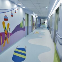 Ο ανακαινισμένος από τον ΟΠΑΠ όροφος του νοσοκομείου παίδων "ΑΓΙΑ ΣΟΦΙΑ" που συνδέεται με το νοσοκομείο παίδων © EUROKONISSI / ΤΑΤΙΑΝΑ ΜΠΟΛΑΡΗ