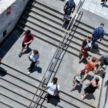 Πολίτες εισέρχονται και εξέρχονται από σταθμό του μετρό στο κέντρο της Αθήνας