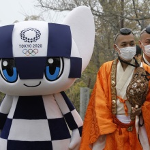 Ολυμπιακοί Αγώνες 2020 - Τόκιο, Ιάπωνες με παραδοσιακή φορεσιά ποζάρουν μπροστά στη μασκότ της διοργάνωσης