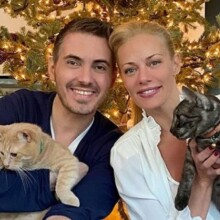 Η Ζέτα Μακρυπούλια και ο Μιχάλης Χατζηγιάννης με τα κατοικίδιά τους © INSTAGRAM